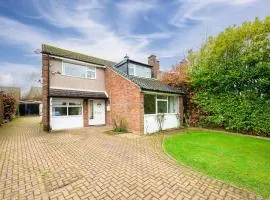 4 Bed Hale Barns Home Free Parking