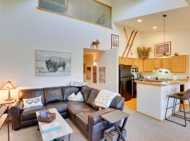 10 Mi to Keystone Slopes Mtn-View Condo!, hotel di Silverthorne