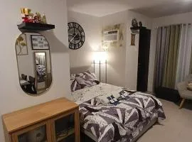 Comfy Walk-Up Studio minutes from Mactan Airport with FREE Pool Access for 2