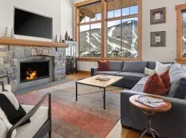 STOWE GLOBE 4 BEDROOM LUXURY CABIN SKI IN SKI OUT By Stowe Mountain Rentals