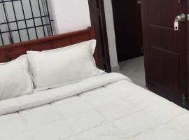 kathir hotel inn, hótel í Singapperumālkovil