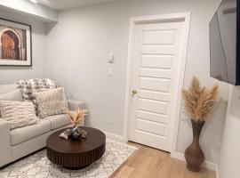Casa Bel ! Luxury 2-Bedroom Retreat in Saskatoon, hotel Saskatoonban