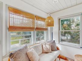 Steps to Sandy Shore! Couples Retreat in Surf City、サーフ・シティのホテル