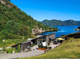 Beach Cottage With Sea View By Grønsfjorden โรงแรมในSpangereid