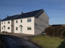 Family Country Cottage with Stunning Mountain View sleeps 12