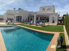 3 Bed Villa - Sleeps 6 - Private Pool - Parking