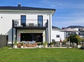 Design Ferienhaus Seemoment mit Kamin und Panorama-Seeblick