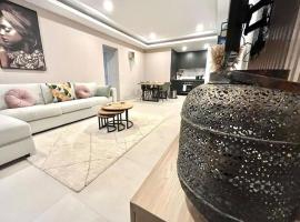 Sunset 2 bedroom flat with Partial Sea View, Hotel in Serekunda