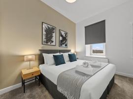 1-Bed Duplex with Sofa Bed in Airdrie Lanarkshire - Long Stays - Free Parking, hotel din Airdrie