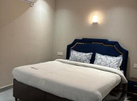 Modern Cozy Studio with King Bed & Kitchenette โรงแรมในKharar