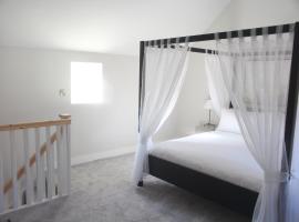 Robin Cottage Luxury Barn with Wood-Fired Hot Tub, khách sạn ở Selby