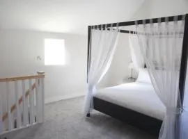 Robin Cottage Luxury Barn with Wood-Fired Hot Tub