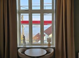 Studio apartment in the city center, beautiful sea view, Hotel in Stord