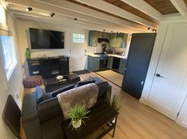 Cozy Coastal Cabin โรงแรมในร็อคอเวย์บีช