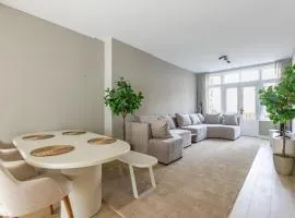 Spacious Blijdorp Home with3 Double Beds