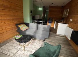Appartement RDC avec jardin en centre-ville、Grisollesのホテル