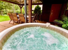 Leśny Domek Leniwiec z jacuzzi i kominkiem blisko rzeki, hotel 