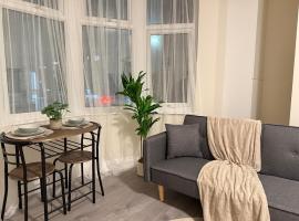 Goodmayes에 위치한 호텔 Stylish New Flat - 2 mins walk to Elizabeth Line