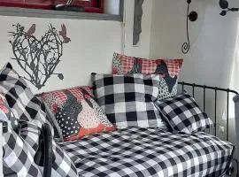 Gîte "Le GRAND VOYEUX", STUDIO cosy, avec mezzanine, recevant au max 2 adultes et 2 enfants - Gîte Indépendant de plain pied avec jardin et barbecue