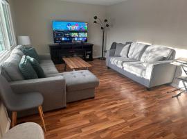 WEM, AC, 5BR Bungalow, Foosball, Off-Leash Ravine, hotel di Edmonton