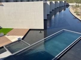 New Golf Course Condo with Ocean Views, hotel a San José del Cabo