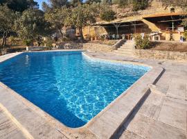 Villa avec vue panoramique sur la vallée de la Durance – hotel w mieście Cadenet