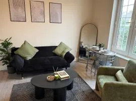 Newly Renovated Flat - Fast Links to Central London