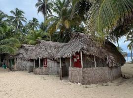 Cabañas Frente al Mar con Baños Compartidos, hotel a Warsobtugua