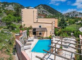 Traditional Villa with pool in Sfakia – hotel w mieście Ímbros