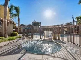 Cozy Condo with Pool and Hot Tub