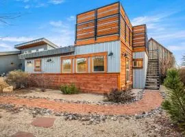 Timber & Tin H 2Bed 2Bath w Pool & Rooftop Deck