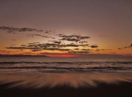 Beachfront view Condo beside la Isla Mall、プエルト・バジャルタのホテル