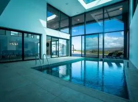 Batalha Retreat Villa - Private Luxury Villa with Heated Indoor Saltwater Pool