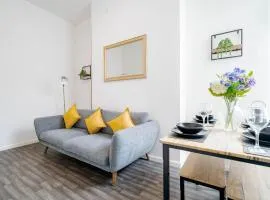 Spacious 6BR Home in Birkenhead Sleeps 12