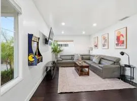 Chic 3BR for 8-10 Near LAXBeachSoFi, Games & TV