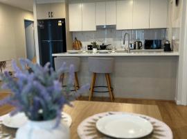 3 BD Penthouse with Private Balcony in Penrith, khách sạn ở Penrith