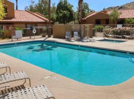 2BR Condo with patio Heated Pool Spa & Gym Access, hotel sa Phoenix