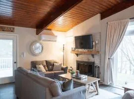 Peaceful Lakeview Cottage lake access & fire pit