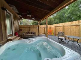 Blissful Nook Tiny Home, Cozy Retreat, Hot Tub, Close to Town, Deep Creek, & Entrance to National Park, hotell i Bryson City