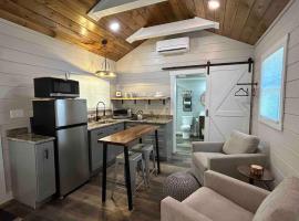 Blissful Nook Tiny Home, Cozy Retreat, Hot Tub, Close to Town, Deep Creek, & Entrance to National Park – hotel w mieście Bryson City