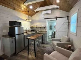 Blissful Nook Tiny Home, Cozy Retreat, Hot Tub, Close to Town, Deep Creek, & Entrance to National Park