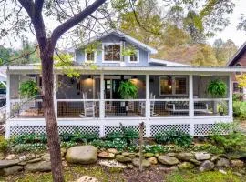 Creekside Quarters, Modern Farmhouse, Deep Creek your Backyard Oasis, Hot Tub, Covered Porch, Ping Pong, Fire Pit, Outdoor Games, Close to Town & Entrance to National Park