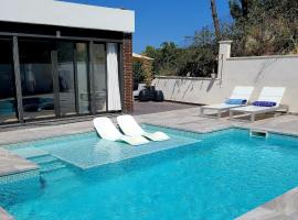 Stylish Modern Villa on the Outskirts of Sitges, hotel v mestu Olivella