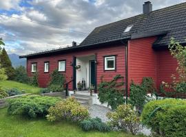 Casa Hauge Fjord View, hotell i Sandane