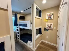 Urban Retreat Downtown Gem, Walk Everywhere, Custom Bunk Room, Hot Tub, Train & Mountain View, Near National Park Entrance