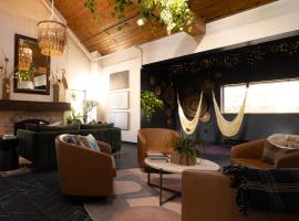 Violet Inn, Lounge & Spa, hotel a Two Rivers