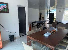 Finca en Chinauta con Piscina, Jacuzzi y zona BBQ, hotel en La Serena