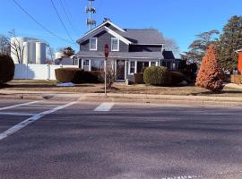 Stylish Entire Home w/ Pool & Relaxing Patio, hotel i Patchogue