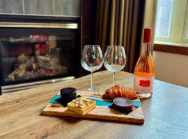 Spacious, Pet Friendly, Townhouse Hot Tub Perfect for Families!, hôtel à Canmore