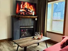 Spacious, Pet Friendly, Townhouse Hot Tub Perfect for Families!